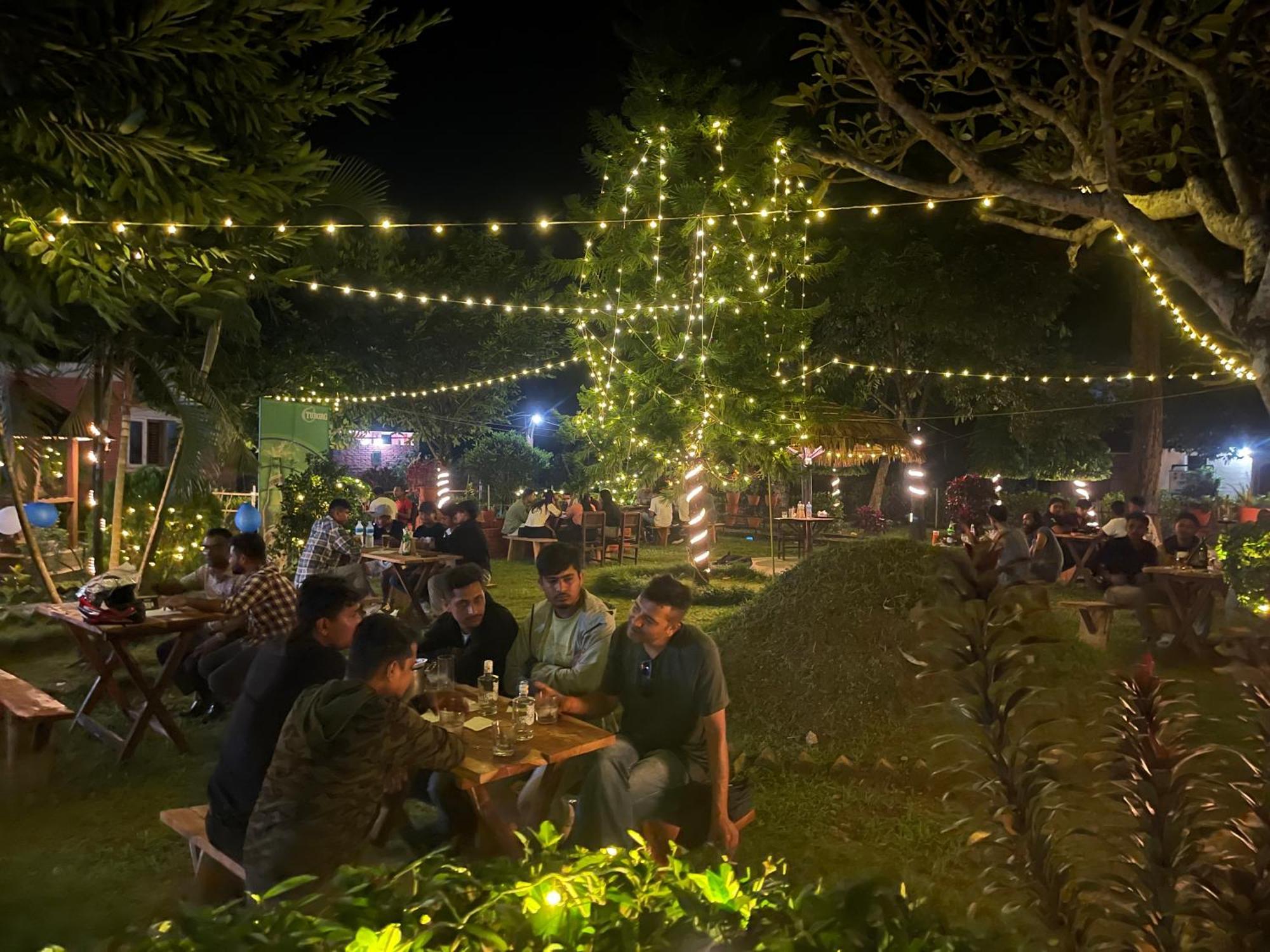 Hotel Tharu Garden And Beer Bar Chitwan Εξωτερικό φωτογραφία
