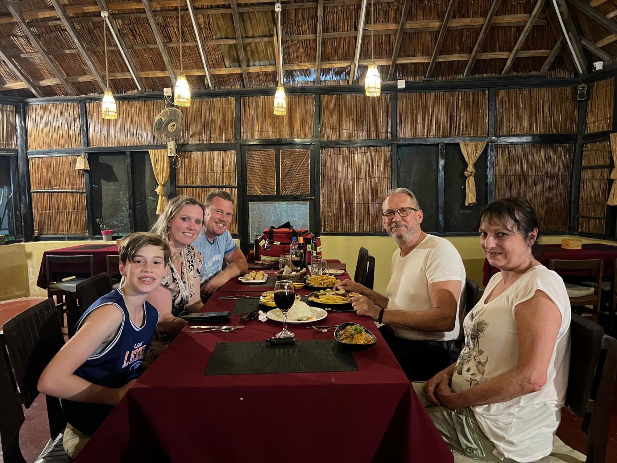 Hotel Tharu Garden And Beer Bar Chitwan Εξωτερικό φωτογραφία